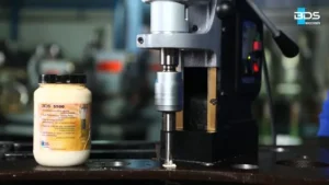 ¿Cómo realizar el roscado o machuelado con una máquina de taladrado magnética?